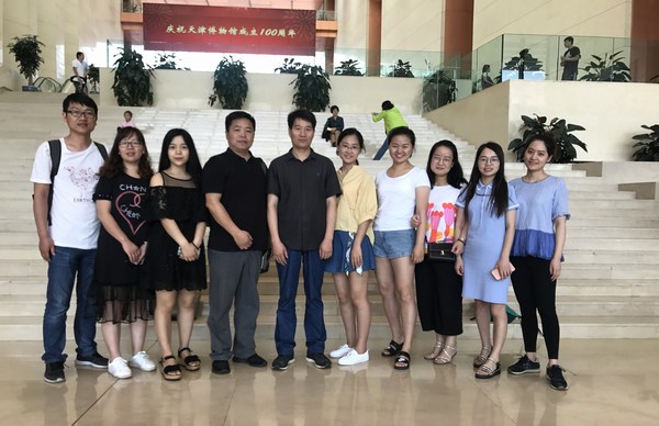 Beat365中文官方网站艺术硕士(美术)研究生赴中国美术馆开展专题艺术实践教学.jpg Beat365中文官方网站艺术硕士(美术)研究生赴中国美术馆开展专题艺术实践教学.jpg